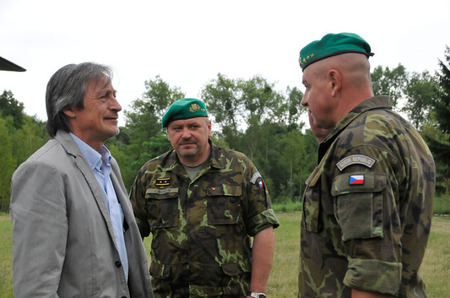 V Přáslavicích, kde sídlí 72. mechanizovaný a 73. tankový prapor, přivítali ministra obrany Martina Stropnického velitel Pozemních sil AČR generálmajor Ján Gurník (uprostřed) a velitel 7. mechanizované brigády plk. gšt Josef Kopecký