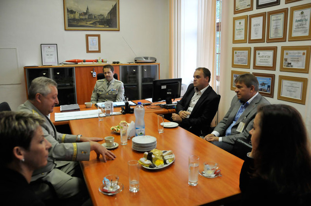 V kaceláři náčelníka  brněnského centra pplk. Luďka Krče se sešli - zleva: ředitelka odboru logistiky a zahraniční pomoci MO Pavlína Čermáková, generál Jaromír Zůna. pplk. Luděk Krč, zástupci firmy Koutný Filip Loebe a Pavel Koutný