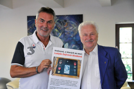 Viliam Sivek s Jiřím Stanislavem ve své pražské pracovně potvrdil jak hrdý je na statečnost své maminky