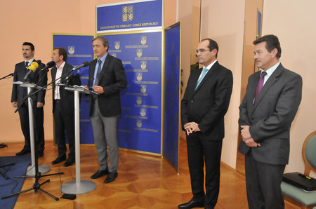 Hlavní aktéři tiskové konference, která se týkala odprodeje bitevníků L-159 do Iráku