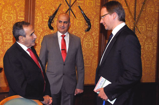 Irácký velvyslanec Hussain Saleh Majeed Mualla (vlevo) v neformálním rozhovoru se státním tajemníkem Danielem Koštovalem