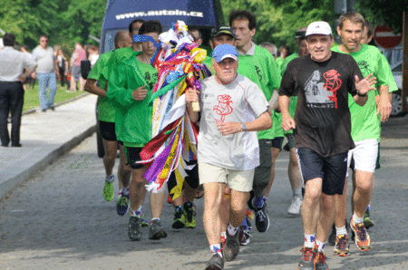 Na pietní akt dorazili také účastníci 27. štafetového běhu ze slovenského Svidníku přes Banskou Bystrici, Javoříčko a Ležáky do Lidic