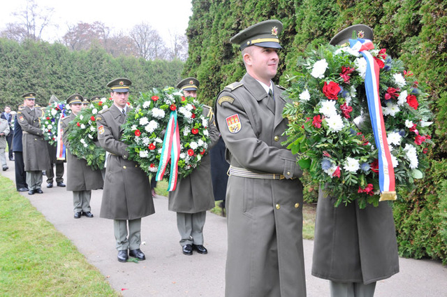 Před zahájením pietního aktu na Ďáblickém hřbitově, který byl v réžii pracovníků francouzské ambasády v Praze a vojáků Čestné stráže Armády České republiky