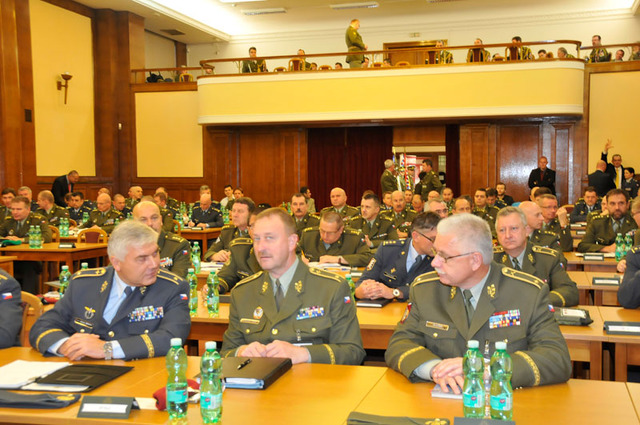 Pohled do hlavního sálu Ministerstva obrany ČR před zahájením velitelského shromáždění