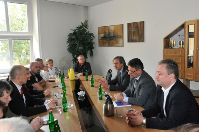 První kroky ministra obrany s doprovodem po příletu do Slavičína vedly na setkání se starosty a zástupci místní samosprávy okolních obcí