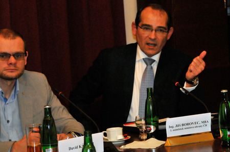 O akvizičních plánech Ministerstva obrany ČR informoval poslance výboru pro obranu, který vede David Kádner (zcela vlevo), první náměstek ministra Jiří Borovec