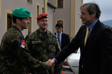 Ministr obrany navštívil liberecké chemiky