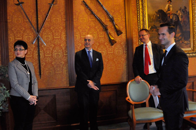 Členové delegací před příchodem ministra obrany