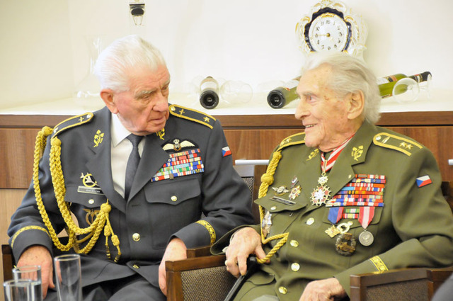 Zleva: Brigádní generál Emil Boček, příslušník R.A.F. a brigádní generál Alexandr Beer, účastník významých bitev 2. světové války na východní frontě, v srdečném rozhovoru