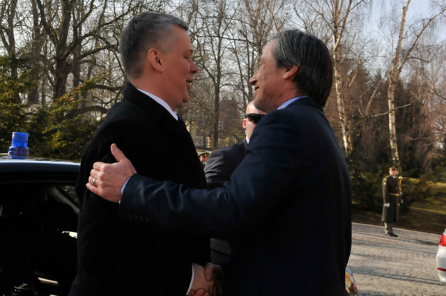 Srdečné přivítání polského hosta na Ministerstvu obrany ČR v Praze ministrem Martinem Stropnickým