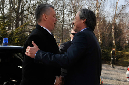 Srdečné přivítání polského hosta na Ministerstvu obrany ČR v Praze ministrem Martinem Stropnickým