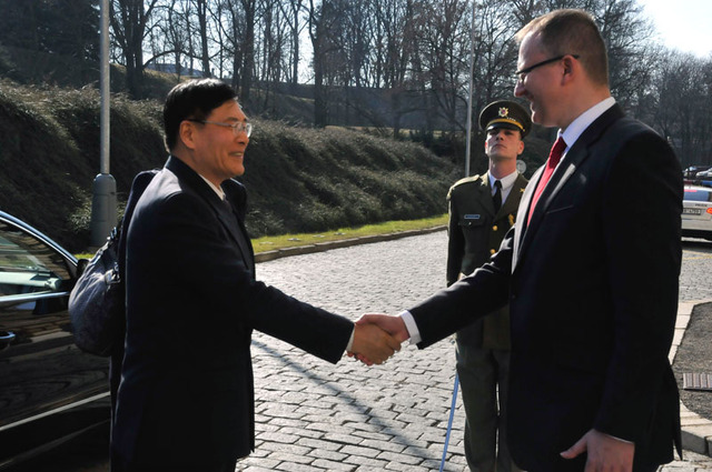 Přivítání admirála Sun Jianguo náměstkem ministra obrany Danielem Koštovalem