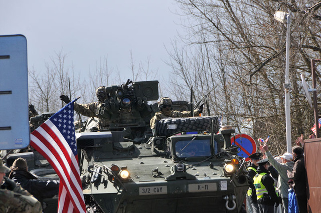 Americké vojáky zdravily nejen při vjezdu do kasáren v pražské Ruzyni davy lidí