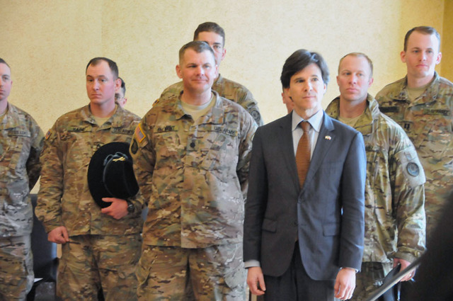 Delegaci amerických vojáků přivezl do Plzně jejich velitel plukovník Timothy Payment - v popředí s velvyslancem USA v ČR Andrewem H. Schapirem