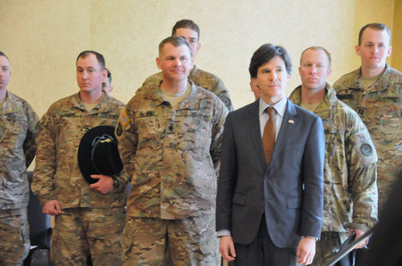 Delegaci amerických vojáků přivezl do Plzně jejich velitel plukovník Timothy Payment - v popředí s velvyslancem USA v ČR Andrewem H. Schapirem