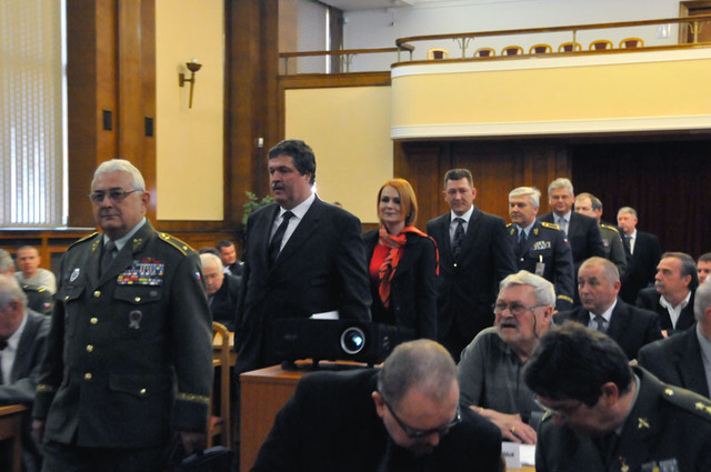 Příchod funkcionářů a  hostů do hlavního sálu Ministerstva obrany ČR