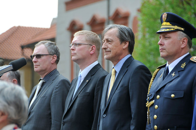 Čestní hosté vernisáže výstavy v Jiřském klášteře na Pražském hradě 