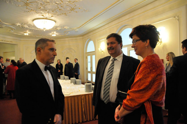 Náměstkyni ministra obrany Alenu Netolickou přivítal v ostravském Divadle Antonína Dvořáka ředitel KVV Ostrava plk. Jaroslav Hrabec (vlevo),  uprostřed předseda ČsOL Pavel Budínský