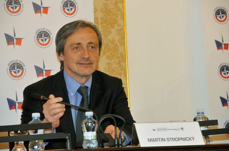 Ministr obrany ČR Martin Stropnický na národní bezpečnostní konferenci, kterou pořádalo sdružení Jagello 2000 v Poslanecké sněmovně Parlamentu ČR