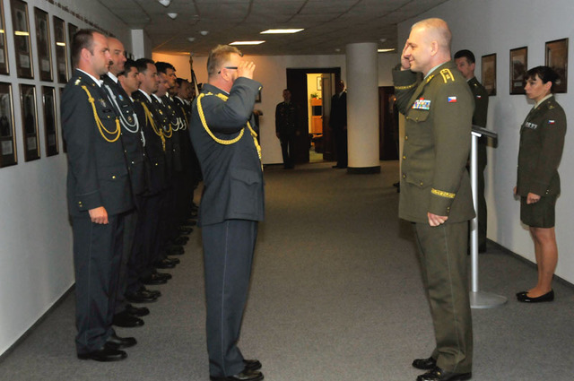 Velitel 3. jednotky, která se vrátila ze Sinajského poloostrova,  major Miloš Domin podává hlášení prvnímu zástupci náčelníka Generálního štábu AČR generálmajoru Jiřímu Balounovi