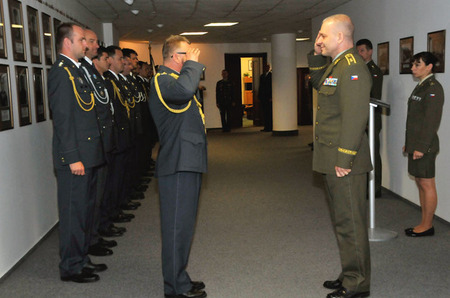 Velitel 3. jednotky, která se vrátila ze Sinajského poloostrova,  major Miloš Domin podává hlášení prvnímu zástupci náčelníka Generálního štábu AČR generálmajoru Jiřímu Balounovi