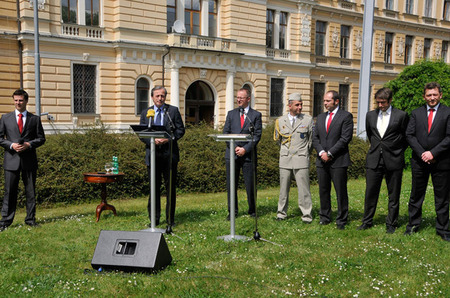 Tisková konference ministra obrany se konala tentokráte na zahradě v areálu Ministerstva obrany ČR 