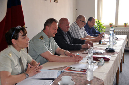 Hlavní aktéři dnešní tiskové konference ke Dni pozemního vojska - Bahna 2015, který se letos budou konat po šestadvacáté