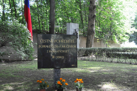 Čestné pohřebiště politických vězňů na pražském Ďáblickém hřbitově