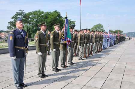 Na Čestném dvoře Národního památníku na pražském Vítkově nastoupily pod velením plukovníka gšt. Milana Virta jednotky Čestné stráže AČR a Hradní stráže