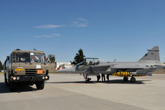 Před dalekou, téměř čtyřhodinovou cestou, naplnily nádrže gripenů palivem na zemi cisterny. Piloti ale budou tankovat i za letu z doprovodného italského tankeru KC-767