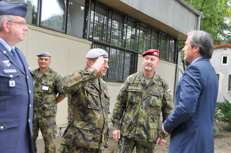 Ministru obrany Martinu Stropnickému podává hlášení veltel 14. pluku logistické podpory plk. Stanislav Hudeček