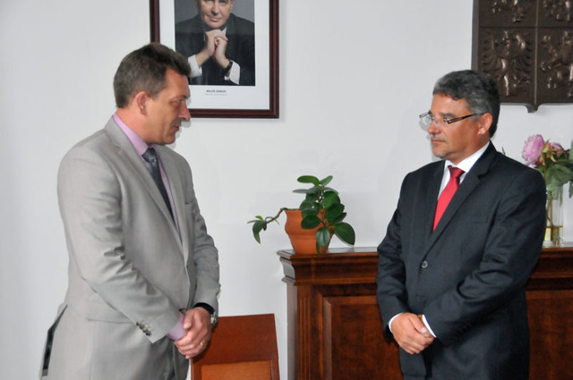 Státní tajemník MO Petr Vančura seznamuje náměstka Tomáše Kuchtu s průběhem složení služebního slibu