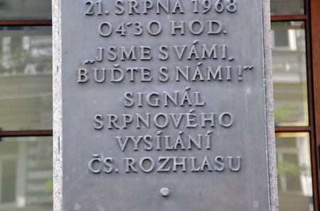 Pamětní deska na Českém rozhlase v Praze připomíná události z roku 1968