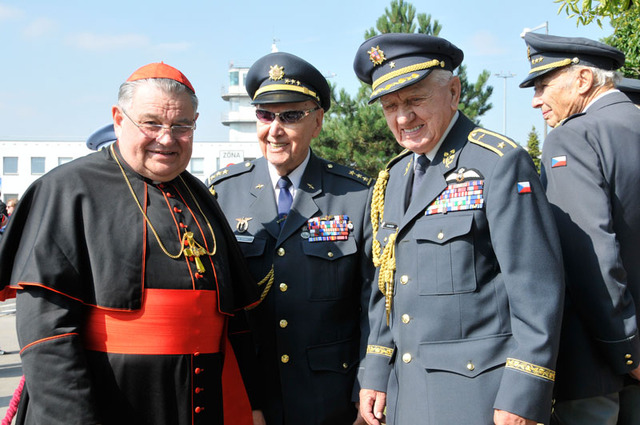 S veterány 2. světové války se pozdravil kardinál Dominik Duka - v popředí vpravo generál Emil Boček, který se spolu s kamarády vrátil do Prahy v srpnu 1945
