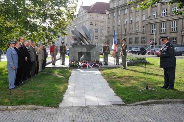 Slavnostnímu setkání k 71. výročí SNP předcházely pietní akty  - u  Památníku čsl. zahraničních letců v pražských Dejvicích
