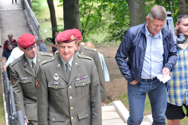 Slavnostního otevření památníku v Mertových sadech se zúčastnili také zástupci velení místního útvaru, které vedl podplukovník Jan Štěpánek - velitel 44. lehkého motorizovaného praporu