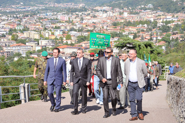 Česká delegace spolu s velvyslanecem ČR v Itálii Petrem Buriánkem stoupá k vojenskému pohřebišti na Castel Dante nad městem Rovereto