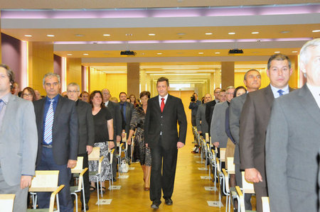 Státní tajemník MO ČR Petr Vančura přichází v doprovodu ředitelky své kanceláře Jaroslavy Přibylové do kongresového sálu Domu armády Praha