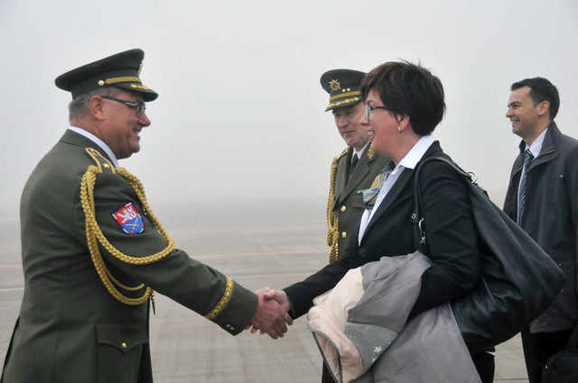 Českou delegaci přivítal na letišti v Košicích  přidělenec obrany ČR na Slovensku brigádní generál Zdeněk Jakůbek