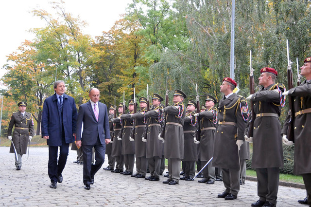 Přivítání s vojenskými poctami arménského hosta Seyrana Ohanyana  se uskutečnilo na Ministerstvu obrany ČR v Praze