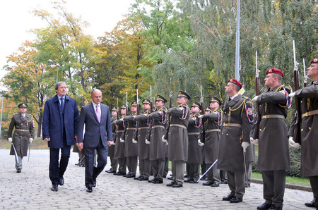 Přivítání s vojenskými poctami arménského hosta Seyrana Ohanyana  se uskutečnilo na Ministerstvu obrany ČR v Praze