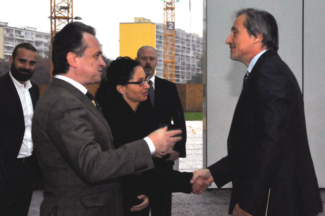 Přivítání ministra obrany Martina Stropnického šéfredaktorem Lidových novin Istvánem Lékem před budovou City Tower na Praze 4 