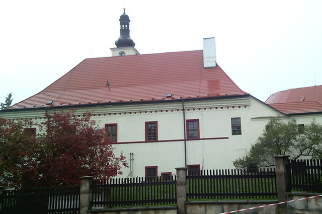 Komorní Hrádek nad obcí Chocerady - místo, kde se připravovali po jazykové i jiné odborné stránce pozorovatelé misí OSN/OBSE