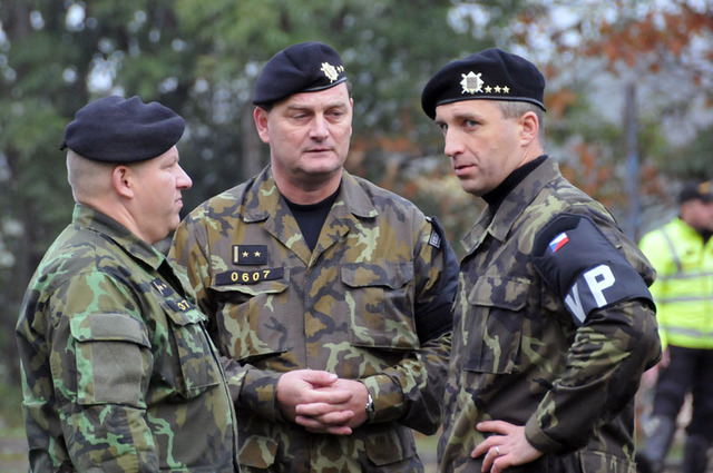 Ukázkám na základní škole v pražském Suchdole velel podplukovník Jan Tuček (uprostřed). Na své podřízené se přišel podívat i náčelník Vojenské policie plukovník Pavel Kříž (vpravo) a plukovník gšt. Jiří Roček, který velí Velitelství ochranné služby VP Praha