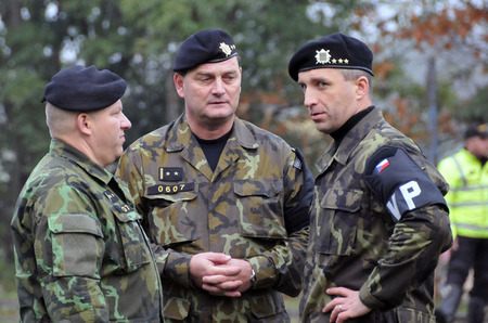 Ukázkám na základní škole v pražském Suchdole velel podplukovník Jan Tuček (uprostřed). Na své podřízené se přišel podívat i náčelník Vojenské policie plukovník Pavel Kříž (vpravo) a plukovník gšt. Jiří Roček, který velí Velitelství ochranné služby VP Praha