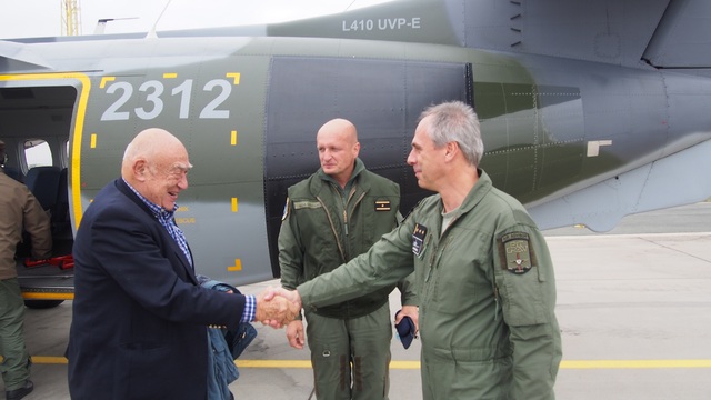 Přivítání velitelem vzdušných sil gen. Štefánikem a velitelem 21. základny taktického letectva plk. Hromkem