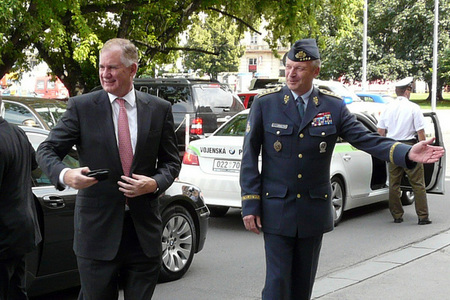 Amerického hosta přivítal před Generálním štábem AČR armádní generál Vlastimil Picek