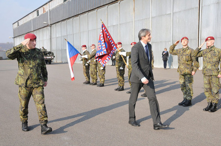 Přivítání ministra obrany se uskutečnilo na nástupišti vojenského letiště v Chrudimi, kde mu hlášení podal velitel 4. brn plukovník Miroslav Hlaváč