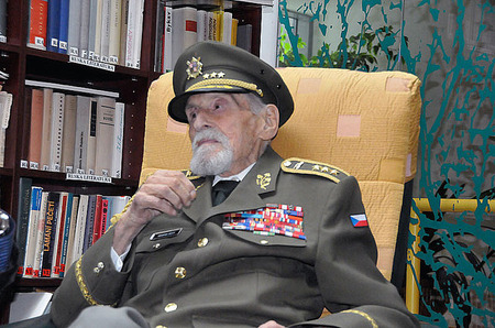 Generálporučík v.v. Alexandr Beer - veterán 2. světové války, který osvobozoval pod velením generála Ludvíka Svobody svou zemi