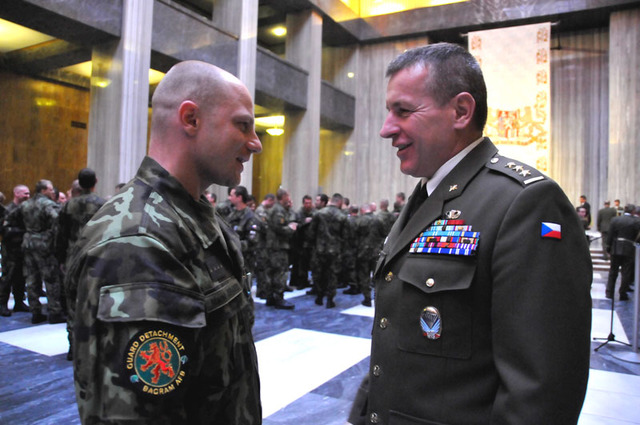 Velitel 4. strážní roty BAF kapitán Marek Jeřábek v rozhovoru s velitelem 4. brigády rychlého nasazení plukovníkem Miroslavem Hlaváčem